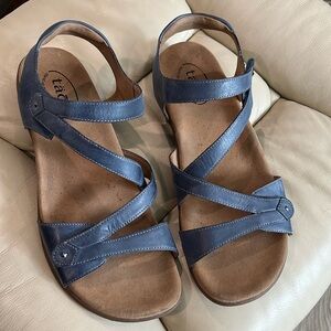 EUC Taos sandals size 11